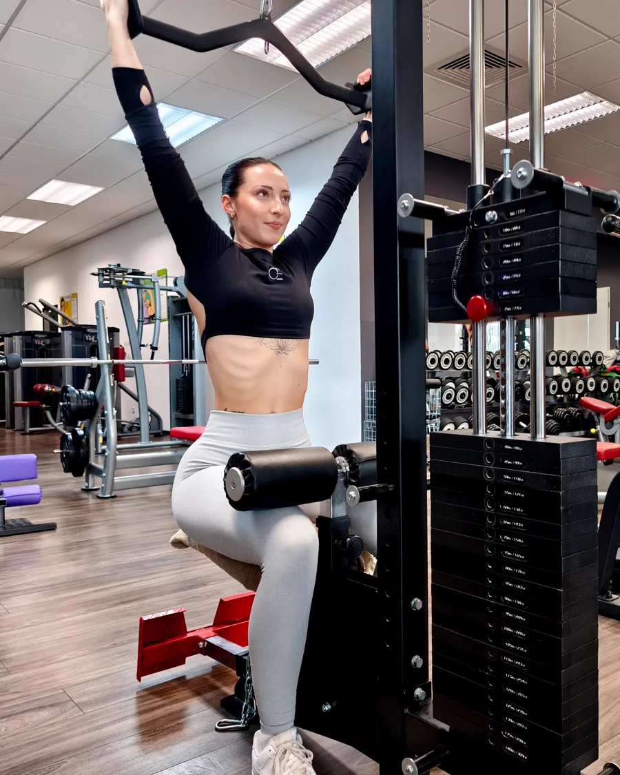 Mitglied beim Latzug-Training im FIT-UP Sportcenter Erftstadt
